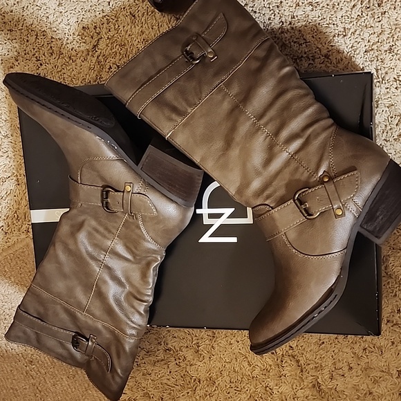 WOMANS BOOTS SIZE 9 LIKE NEW $22 - Picture 1 of 5